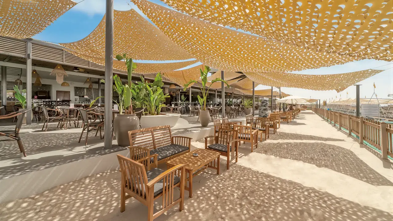 Strefa wypoczynkowa na piasku w Delphin Be Grand Resort (ex Botanik Lara)