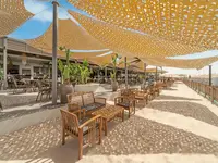 Strefa wypoczynkowa na piasku w Delphin Be Grand Resort (ex Botanik Lara)