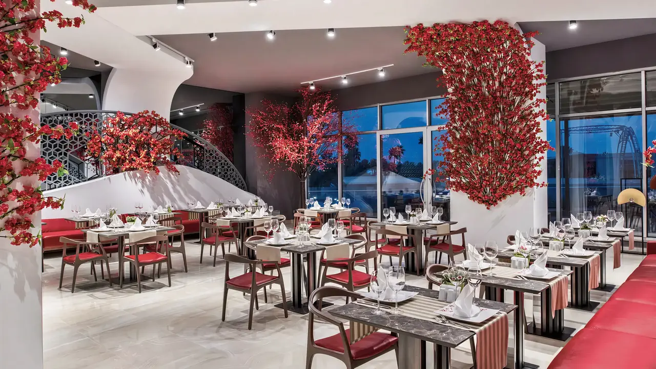 Elegancka restauracja w Delphin Be Grand Resort (ex Botanik Lara) z czerwonymi dekoracjami