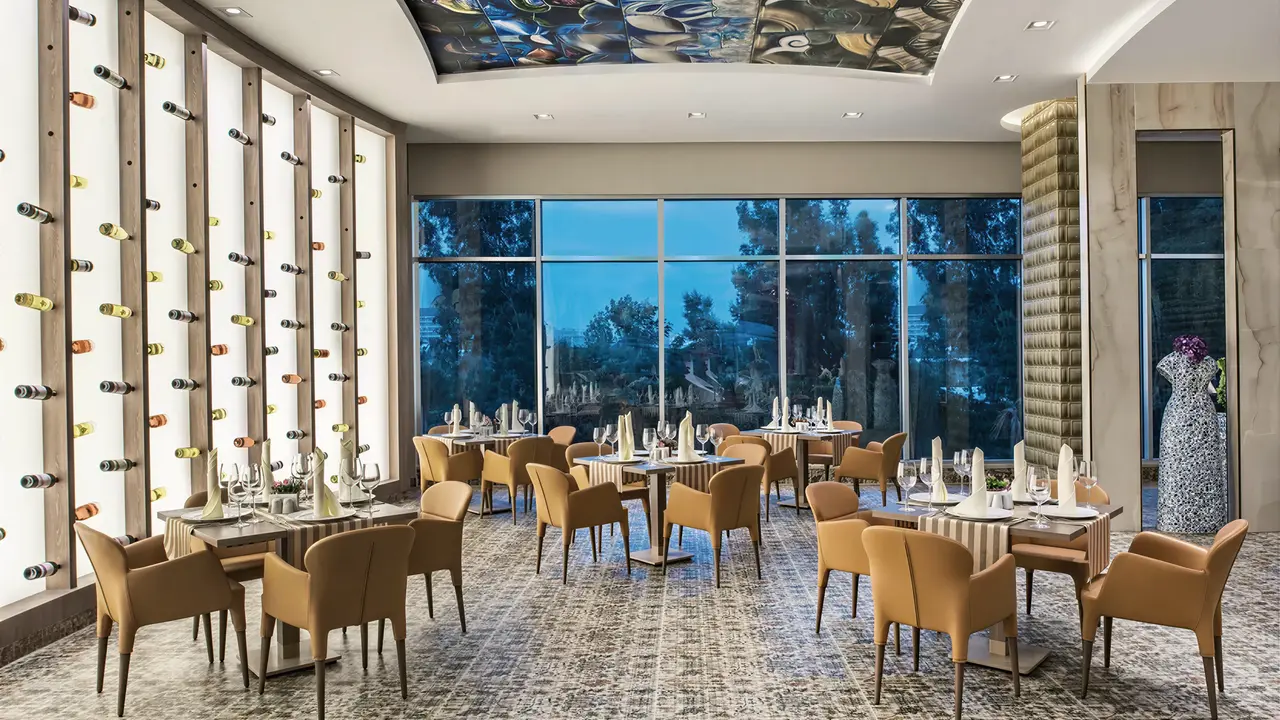 Elegancka restauracja w Delphin Be Grand Resort (ex Botanik Lara) z regałem win