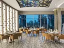 Elegancka restauracja w Delphin Be Grand Resort (ex Botanik Lara) z regałem win