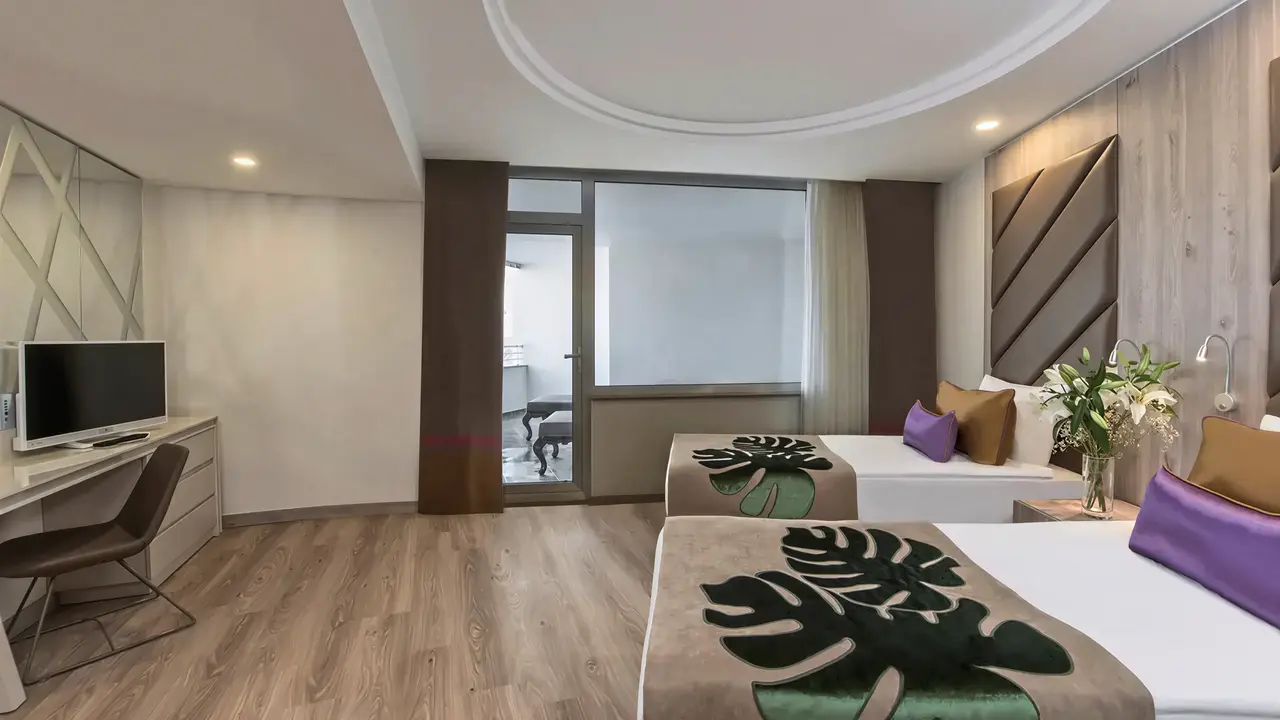 Nowoczesny pokój z łóżkami w Delphin Be Grand Resort (ex Botanik Lara)