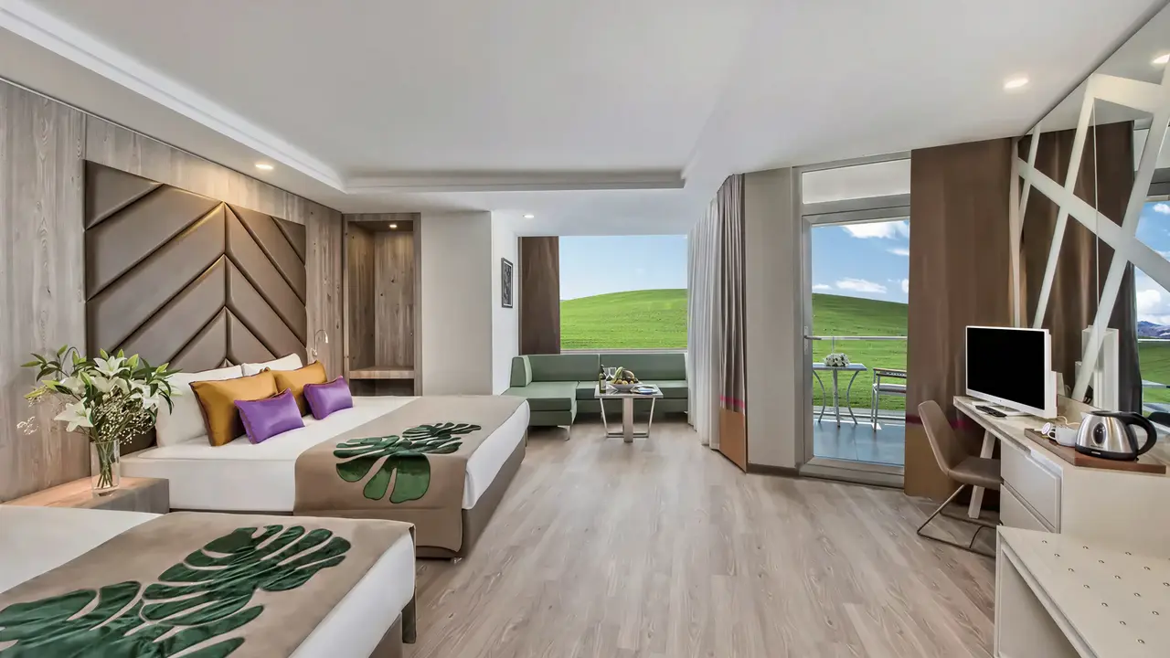 Wnętrze pokoju z łóżkami w Delphin Be Grand Resort (ex Botanik Lara)