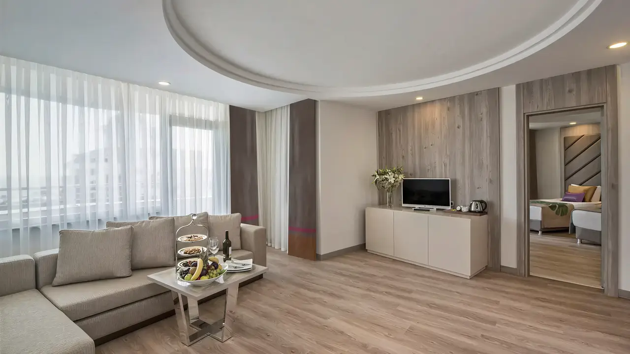 Nowoczesny salon w apartamencie Delphin Be Grand Resort (ex Botanik Lara)