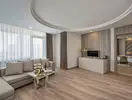 Nowoczesny salon w apartamencie Delphin Be Grand Resort (ex Botanik Lara)