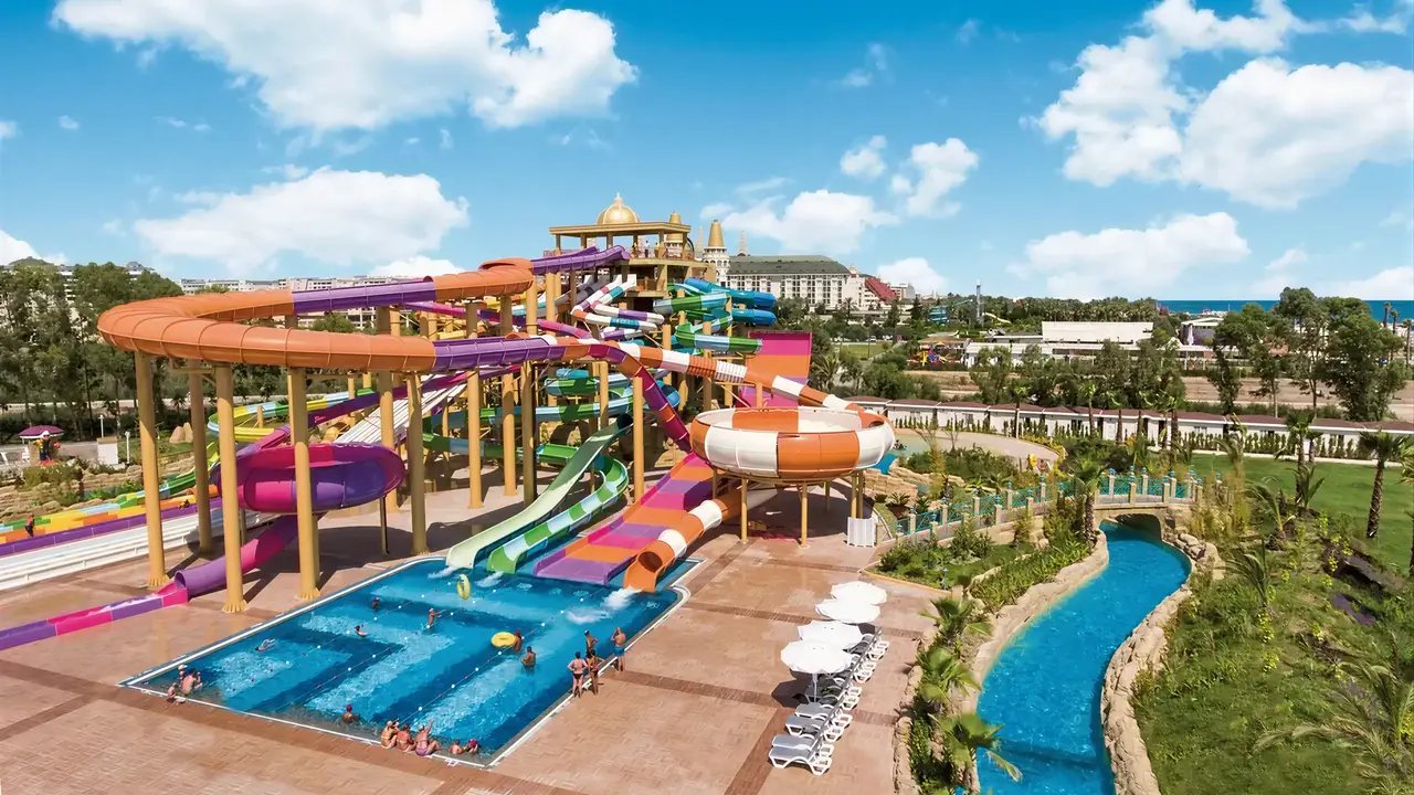 Kolorowe zjeżdżalnie wodne w Delphin Be Grand Resort (ex Botanik Lara)