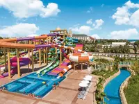 Kolorowe zjeżdżalnie wodne w Delphin Be Grand Resort (ex Botanik Lara)