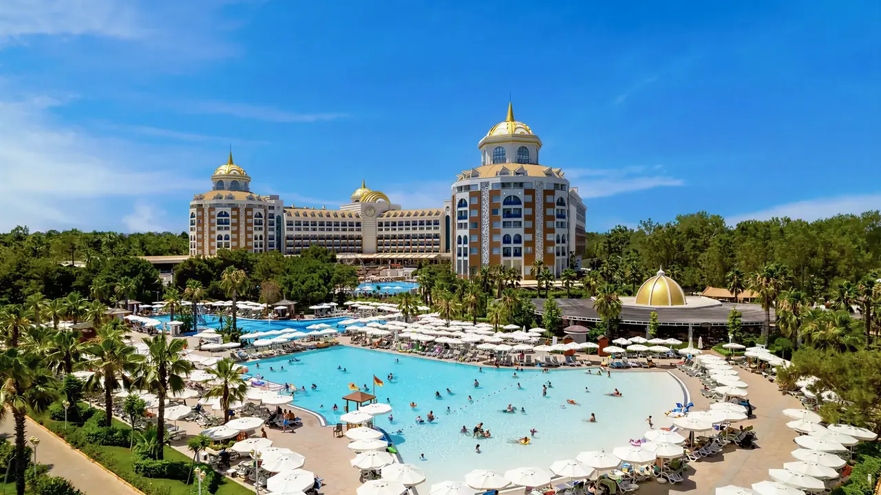 Panorama kompleksu Delphin Be Grand Resort (ex Botanik Lara) z basenami i budynkami
