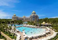 Panorama kompleksu Delphin Be Grand Resort (ex Botanik Lara) z basenami i budynkami