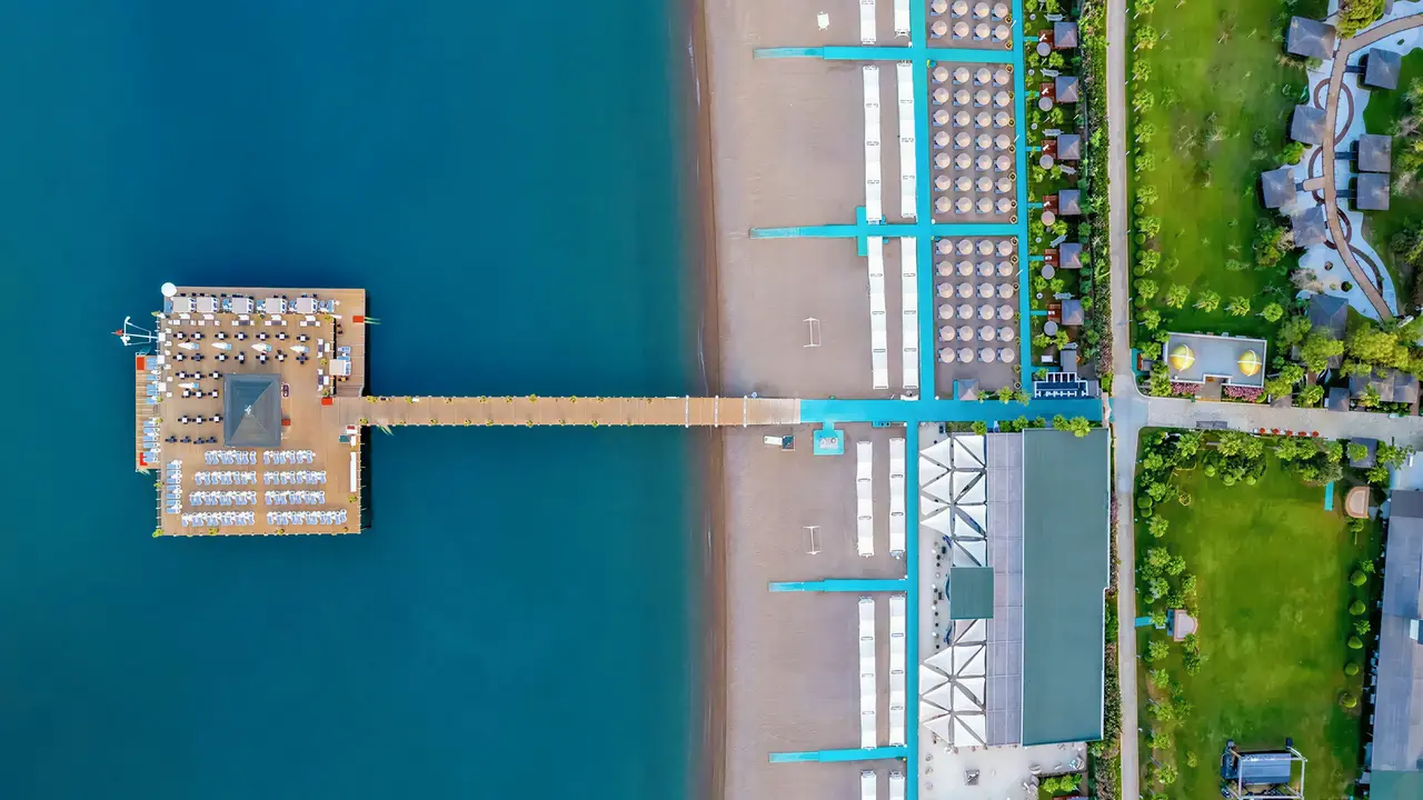 Widok z lotu ptaka na kompleks Delphin Be Grand Resort (ex Botanik Lara)