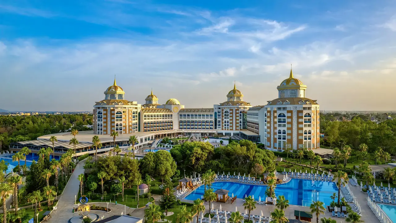 Widok na kompleks budynków Delphin Be Grand Resort (ex Botanik Lara) z basenami