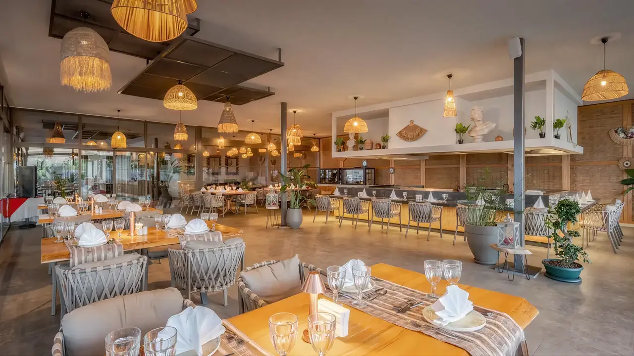 Restauracja w hotelu Delphin Be Grand Resort (ex Botanik Lara) z ustawionymi stolikami