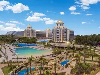 Widok na kompleks hotelowy Delphin Be Grand Resort (ex Botanik Lara) z basenami