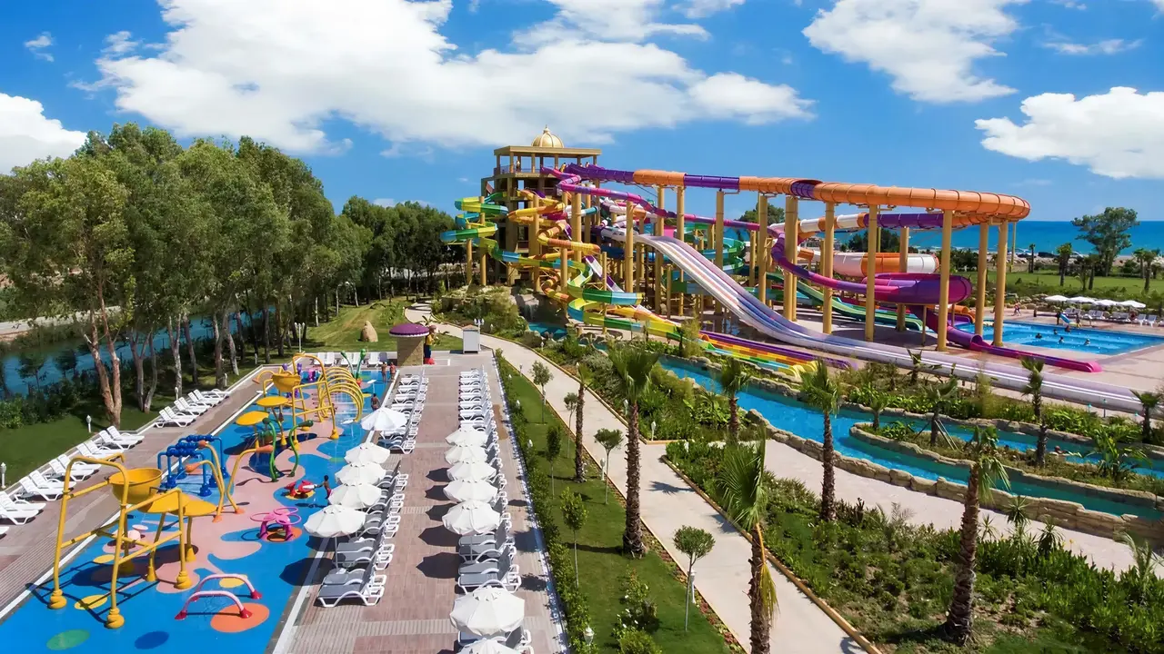 Park wodny ze zjeżdżalniami w Delphin Be Grand Resort (ex Botanik Lara)