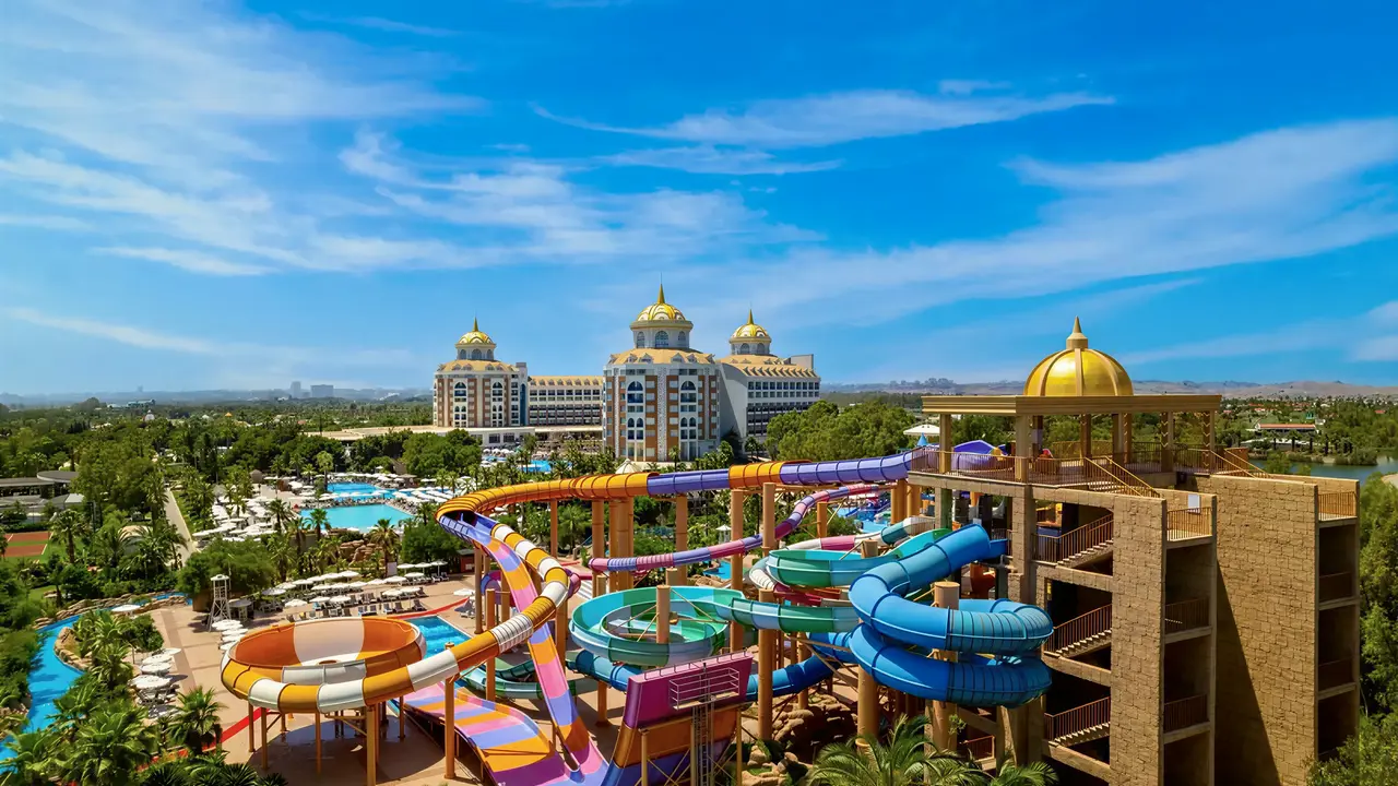 Zjeżdżalnie wodne w Delphin Be Grand Resort (ex Botanik Lara)