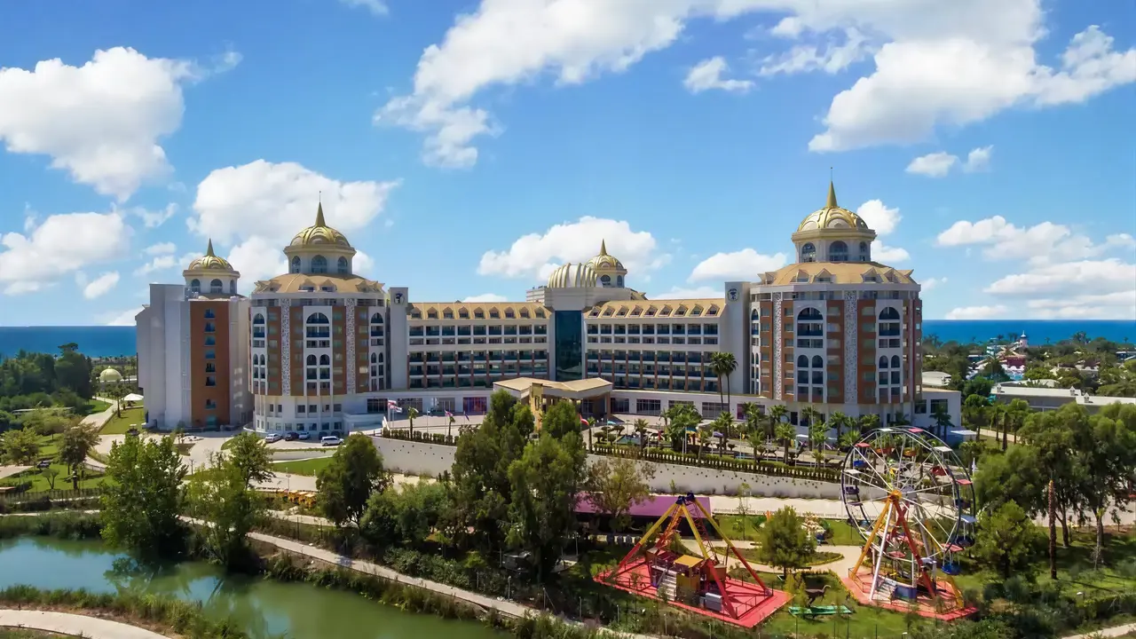 Widok na kompleks budynków Delphin Be Grand Resort (ex Botanik Lara)