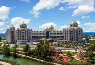 Widok na kompleks budynków Delphin Be Grand Resort (ex Botanik Lara)