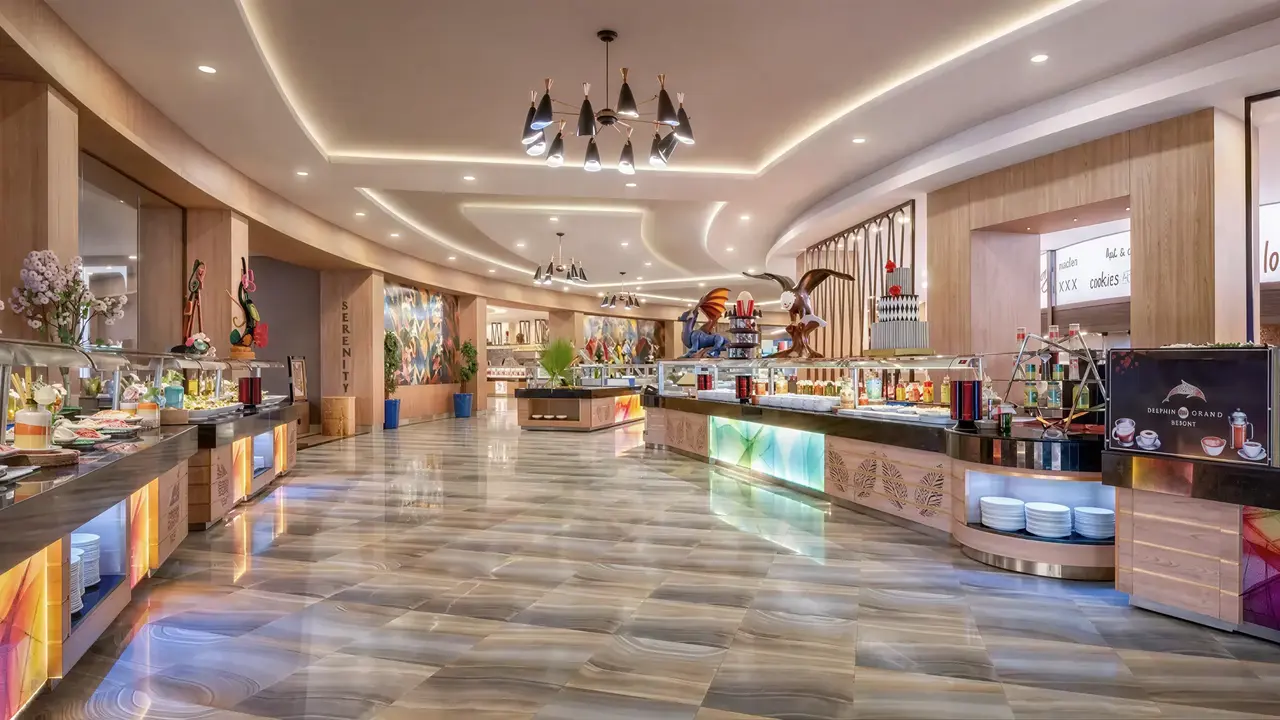 Bufet z jedzeniem w hotelu Delphin Be Grand Resort (ex Botanik Lara)