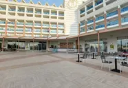 Elewacja budynku i dziedziniec w Delphin Be Grand Resort (ex Botanik Lara)