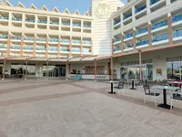 Elewacja budynku i dziedziniec w Delphin Be Grand Resort (ex Botanik Lara)