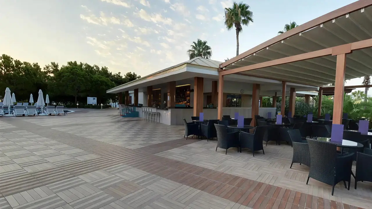 Bar zewnętrzny z miejscami do siedzenia Delphin Be Grand Resort (ex Botanik Lara)