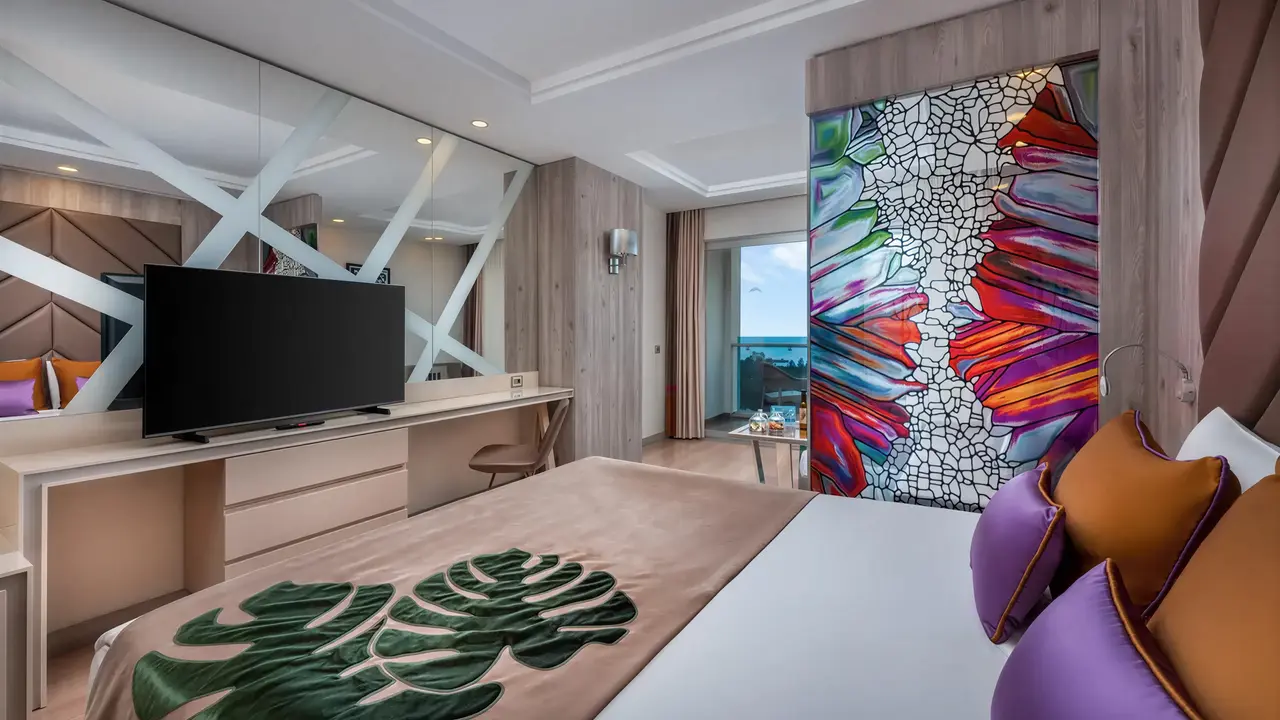 Nowoczesny pokój z łóżkiem w Delphin Be Grand Resort (ex Botanik Lara)