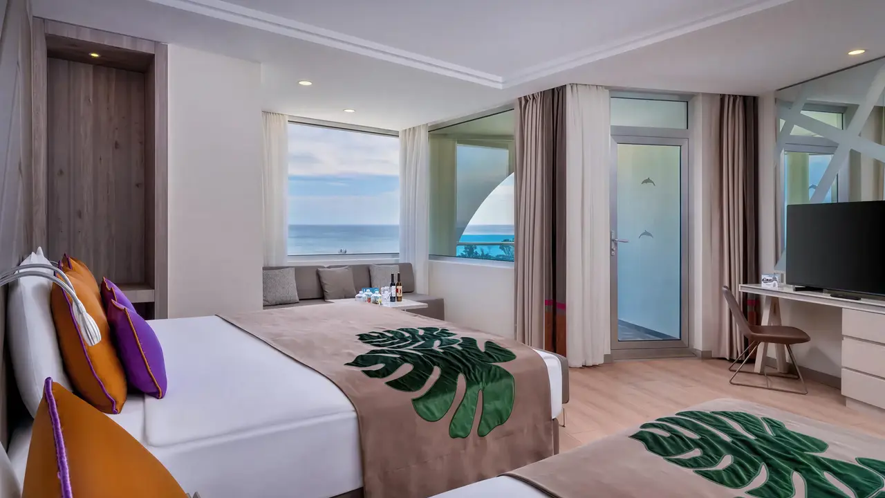 Nowoczesny pokój z widokiem w Delphin Be Grand Resort (ex Botanik Lara)