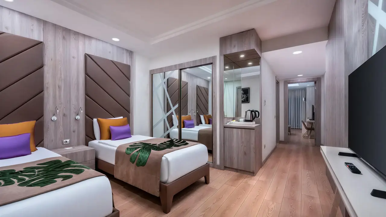 Nowoczesny pokój z łóżkami w Delphin Be Grand Resort (ex Botanik Lara)