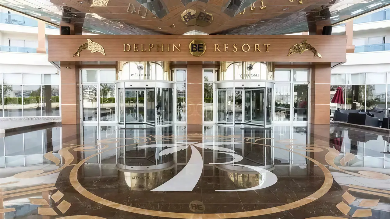 Wejście główne do Delphin Be Grand Resort (ex Botanik Lara)
