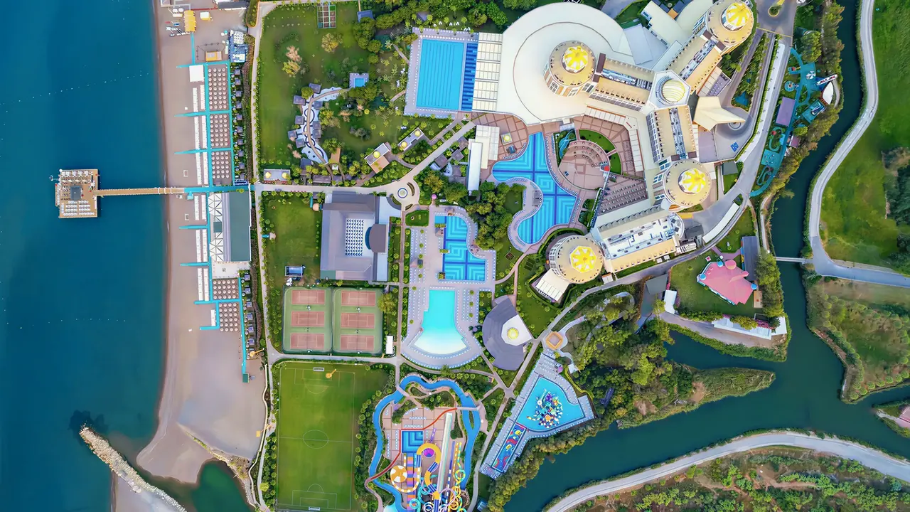 Widok z góry na kompleks Delphin Be Grand Resort (ex Botanik Lara)