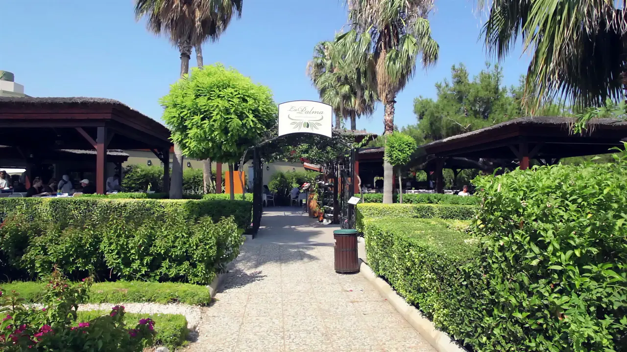 Ścieżka w ogrodzie hotelu Delphin Be Grand Resort (ex Botanik Lara)