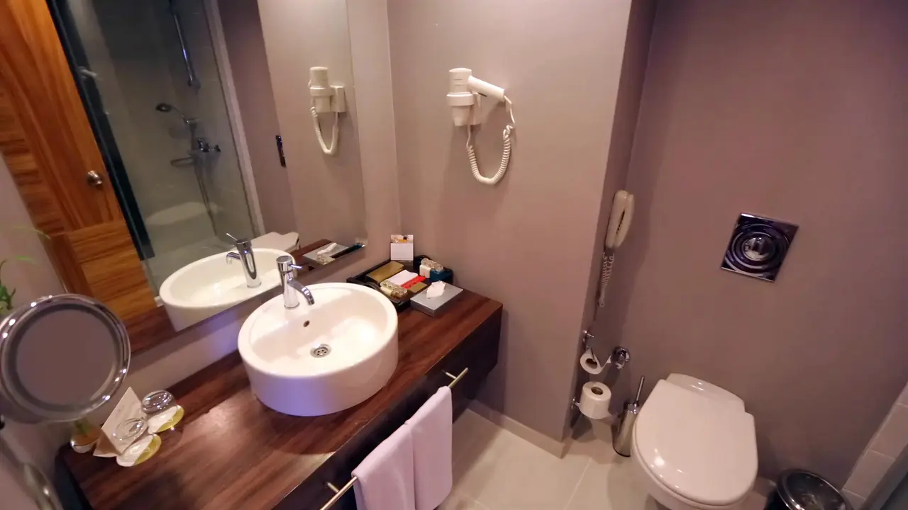 Łazienka w hotelu Delphin Be Grand Resort (ex Botanik Lara)