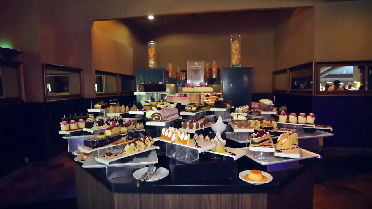 Słodki bufet z deserami w Delphin Be Grand Resort (ex Botanik Lara)