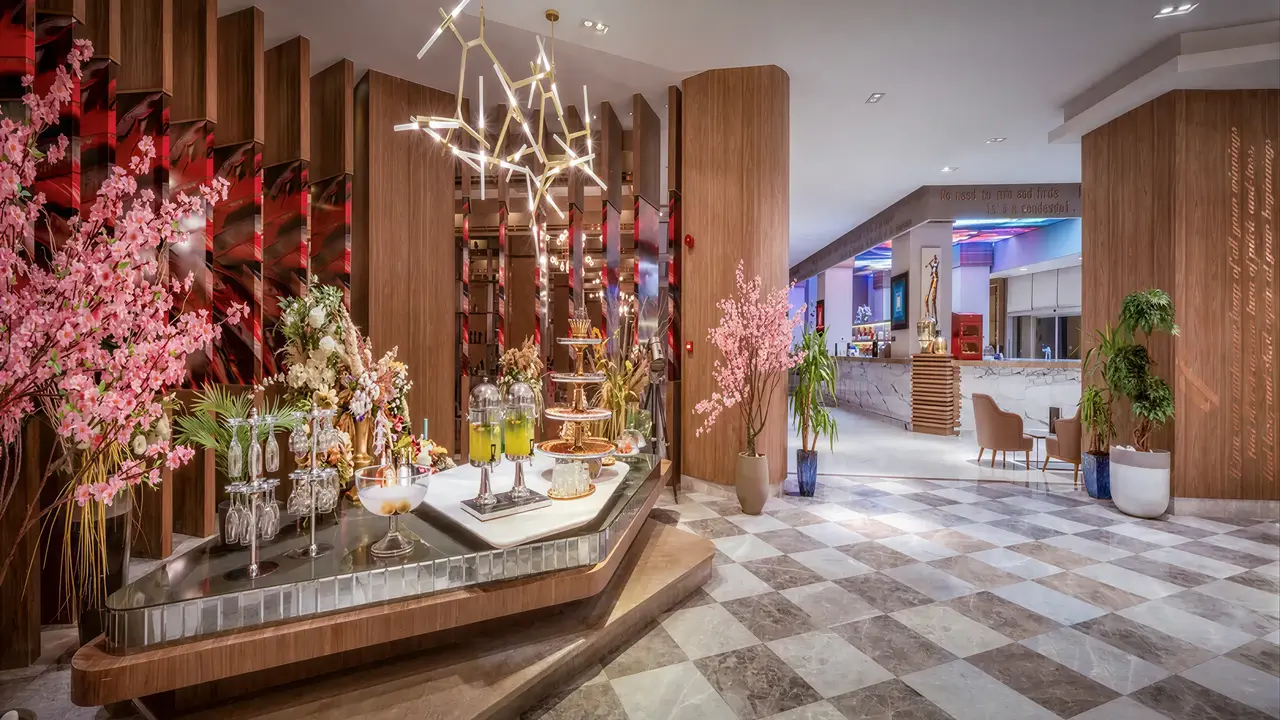 Elegancki hol w Delphin Be Grand Resort (ex Botanik Lara) z dekoracjami