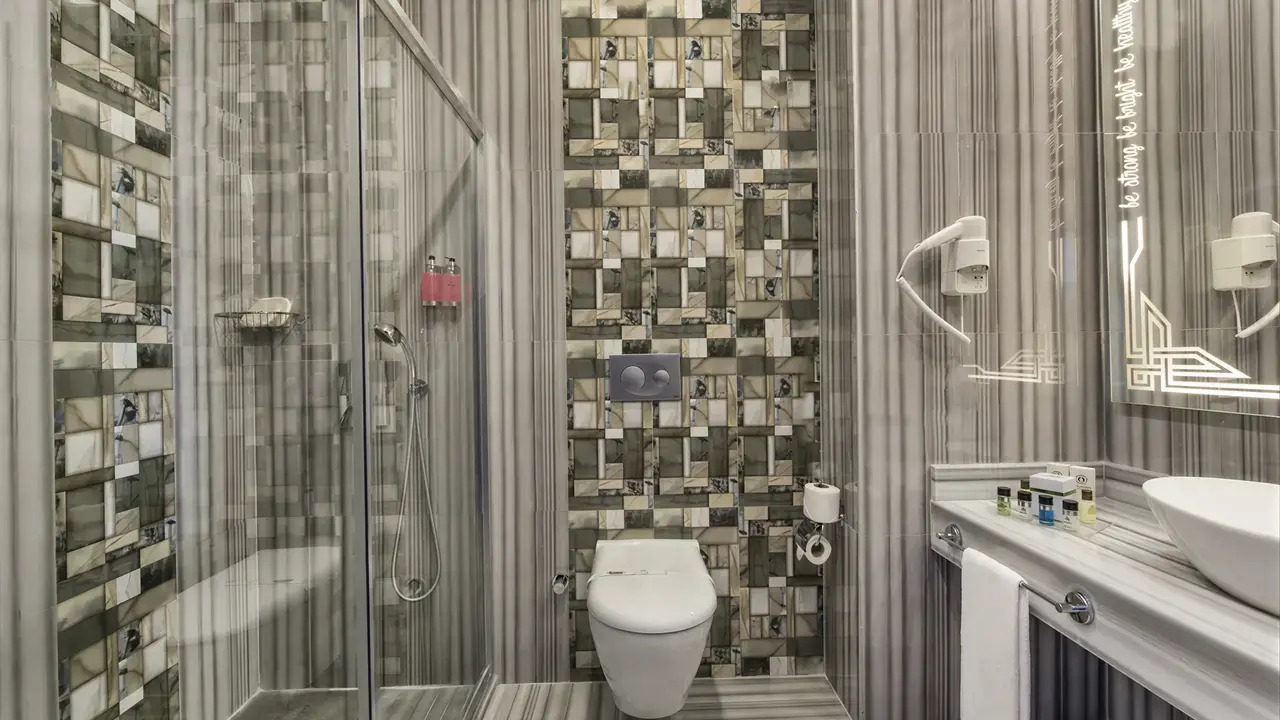 Nowoczesna łazienka w hotelu Delphin Be Grand Resort (ex Botanik Lara)