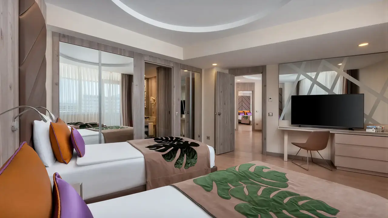 Nowoczesny pokój z łóżkami w Delphin Be Grand Resort (ex Botanik Lara)