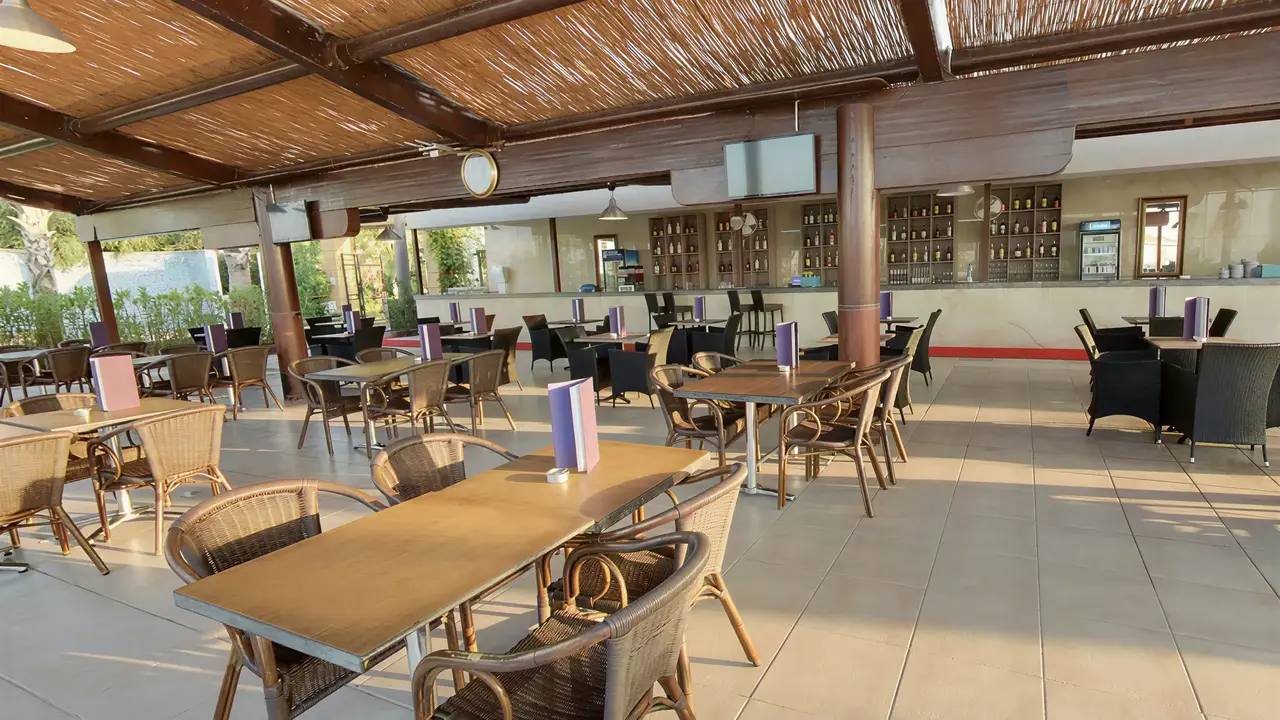 Restauracja w Delphin Be Grand Resort (ex Botanik Lara) z drewnianym zadaszeniem