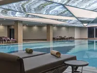 Kryty basen z leżakami w Delphin Be Grand Resort (ex Botanik Lara)