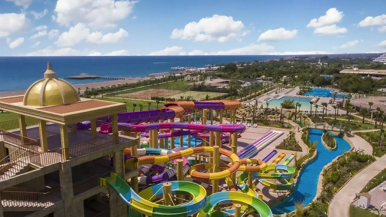 Zjeżdżalnie wodne w kompleksie Delphin Be Grand Resort (ex Botanik Lara)