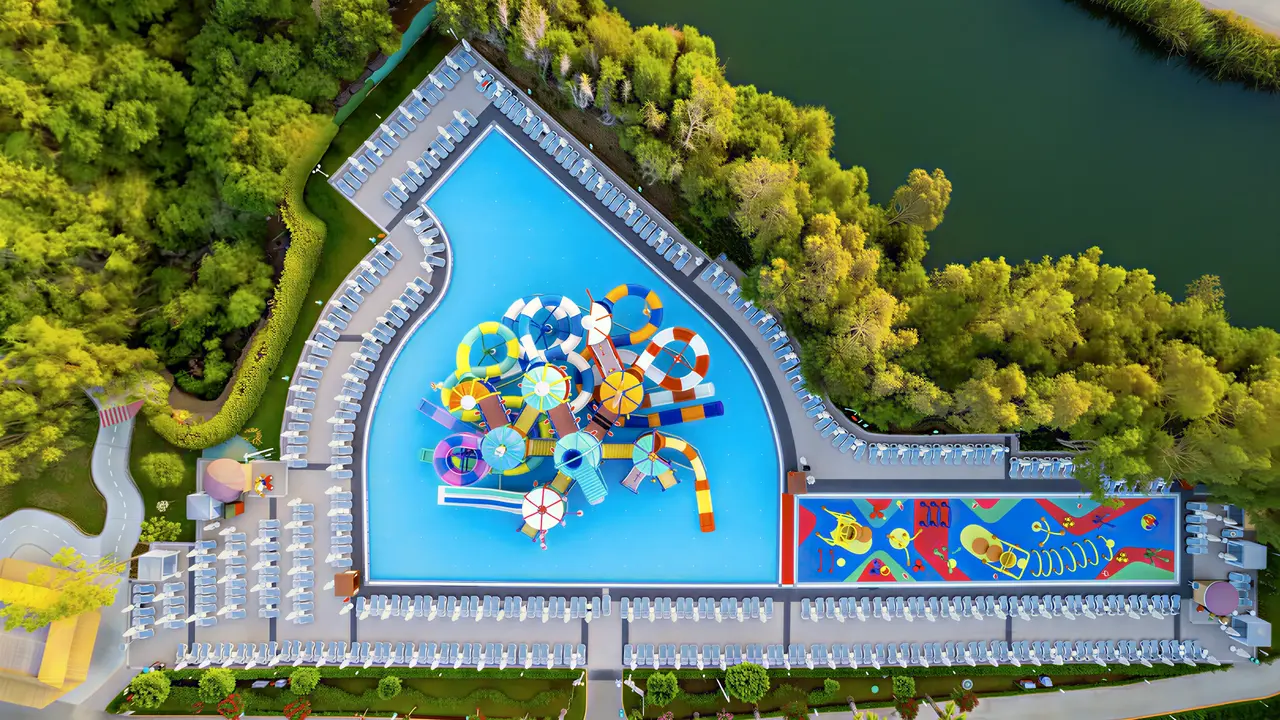 Zjeżdżalnie wodne w kompleksie Delphin Be Grand Resort (ex Botanik Lara)