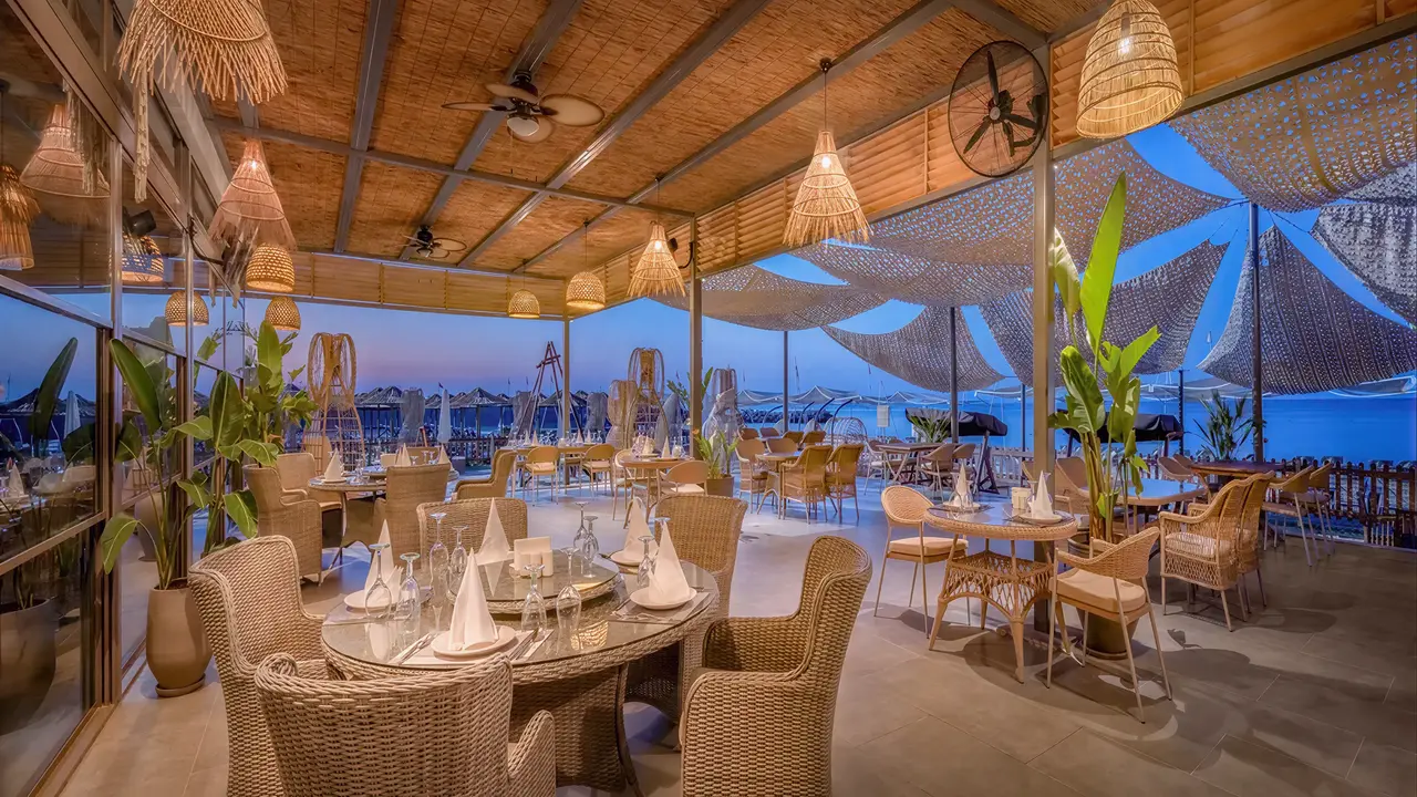 Restauracja w Delphin Be Grand Resort (ex Botanik Lara) z widokiem na morze