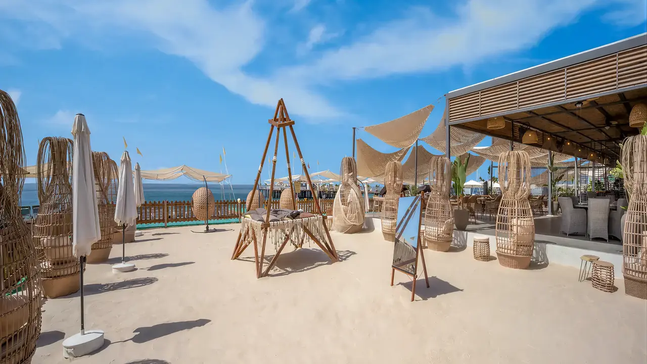 Plaża z leżakami i pawilonami w Delphin Be Grand Resort (ex Botanik Lara)