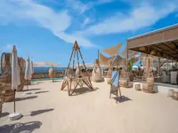 Plaża z leżakami i pawilonami w Delphin Be Grand Resort (ex Botanik Lara)
