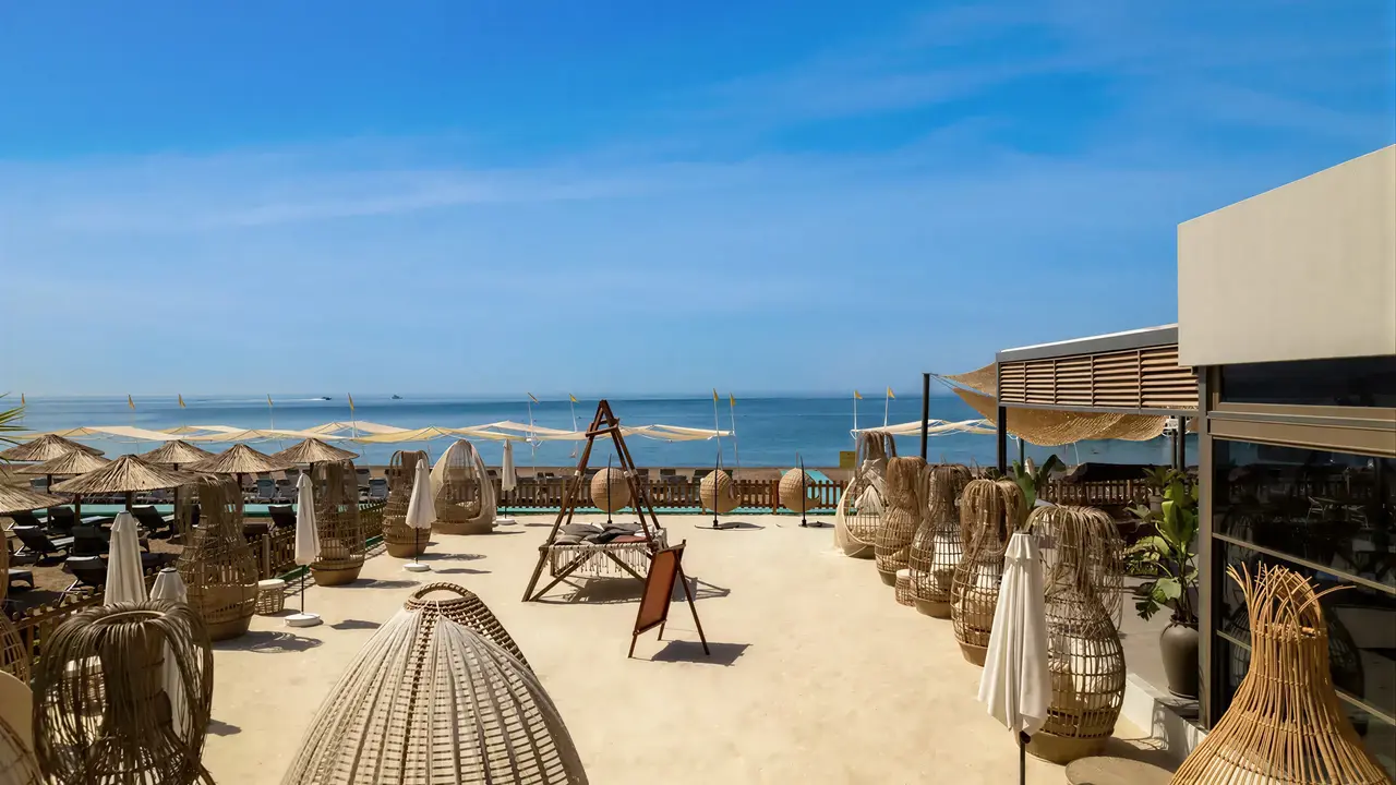 Strefa wypoczynku na plaży w Delphin Be Grand Resort (ex Botanik Lara)