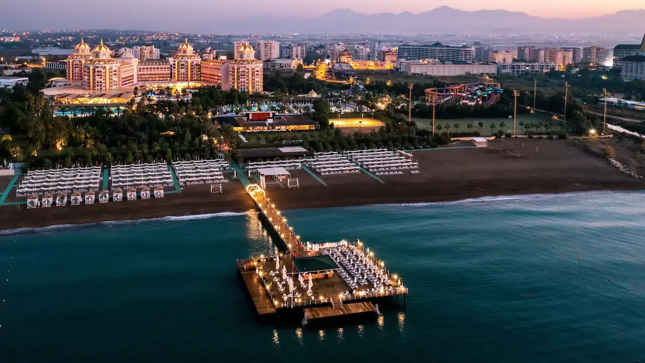 Widok na kompleks Delphin Be Grand Resort (ex Botanik Lara) i plażę