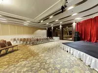 Sala z widoczną sceną w Delphin Be Grand Resort (ex Botanik Lara)