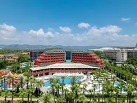 Widok na budynki i teren hotelu Delphin Deluxe Resort