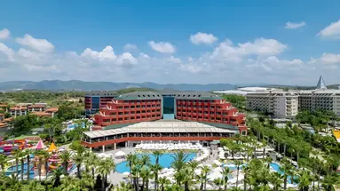 Widok na budynki i teren hotelu Delphin Deluxe Resort