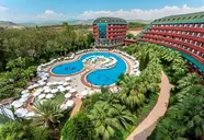 Widok na hotel i baseny Delphin Deluxe Resort