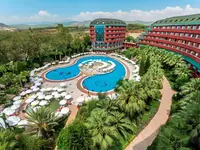 Widok na hotel i baseny Delphin Deluxe Resort